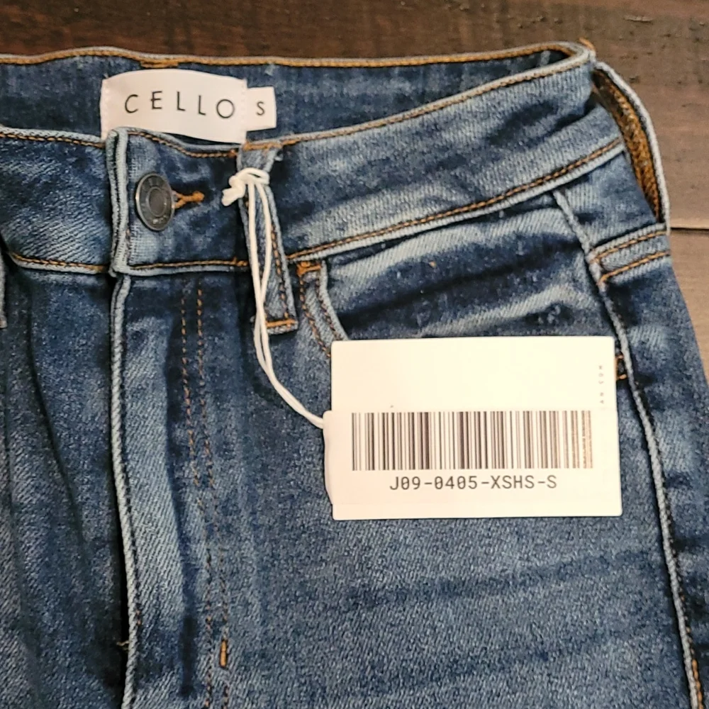 BNWT Cello Distressed Bermuda Shorts - Picture 5 of 5